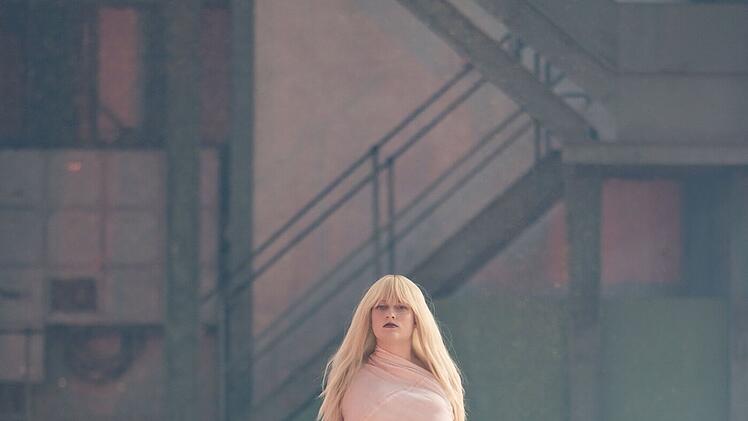 Curvy Model Alisa hat Probleme beim Shooting und beim Walk.