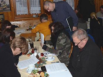 Erste Leseprobe für das Volksstück "Die drei Dorfheiligen" mit dem neuen Regisseur Rainer Streng (stehend). Fotos: Dieter Hübner