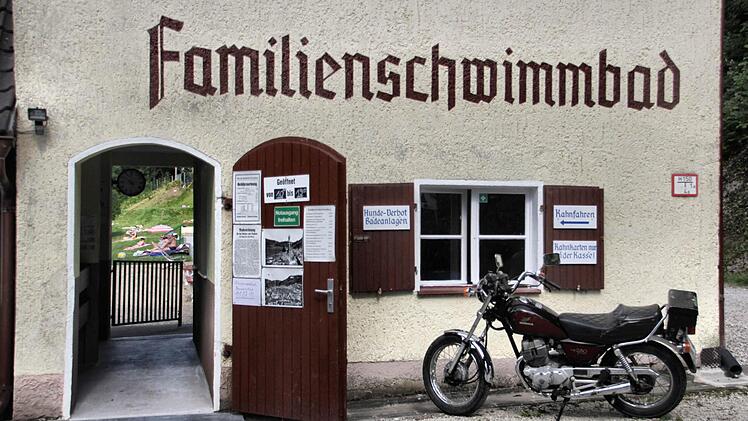 Direkt unterhalb der Ruine schmiegt sich verträumt seit 1931 das Familienschwimmbad Streitberg an den Neideck-Felsen an.
