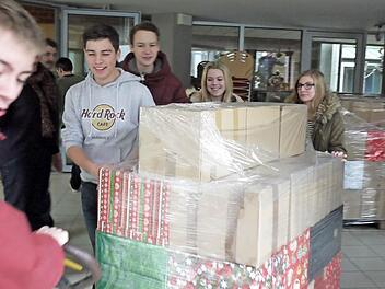 Die Schüler des EGF packen selbst mit an, damit ihre Spenden nach Rumänien kommen.  Foto: Lindner