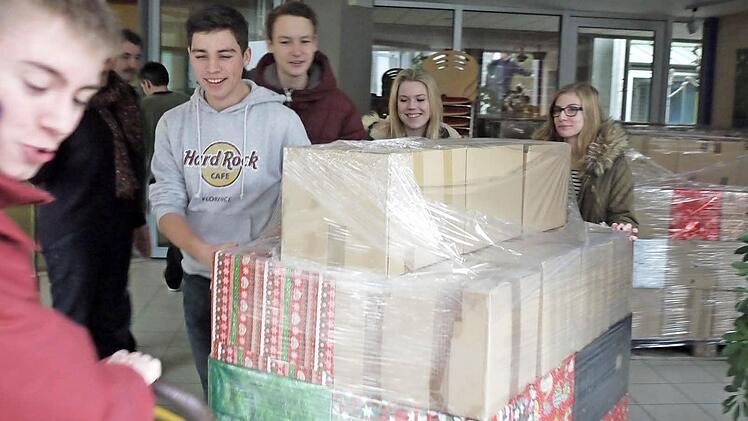 Die Schüler des EGF packen selbst mit an, damit ihre Spenden nach Rumänien kommen.  Foto: Lindner