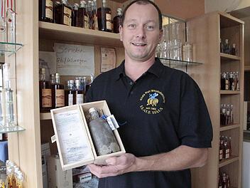 Thomas Fleischmann präsentiert den Sylter Tide-Whisky, gebrannt in der "Blauen Maus".  Foto: Josef Hofbauer