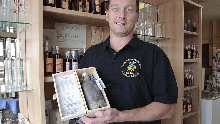 Thomas Fleischmann präsentiert den Sylter Tide-Whisky, gebrannt in der "Blauen Maus".  Foto: Josef Hofbauer