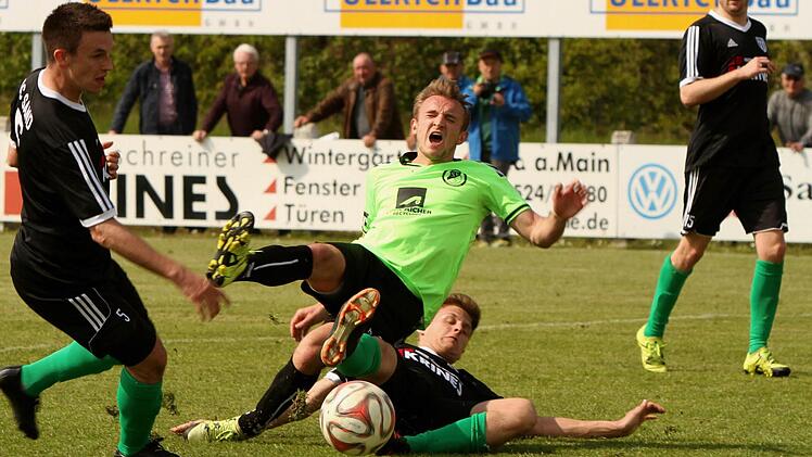 Glück haben in dieser Situation die Sander im eigenen Strafraum, dass der Schiedsrichter nicht auf Strafstoß entscheidet. Dominic Leim hatte den Ball zwar getroffen und weggeschlagen, auch wenn der Seligenportener Stanislaus Herzel etwas spektakulär abhebt. Links Danny Schlereth.