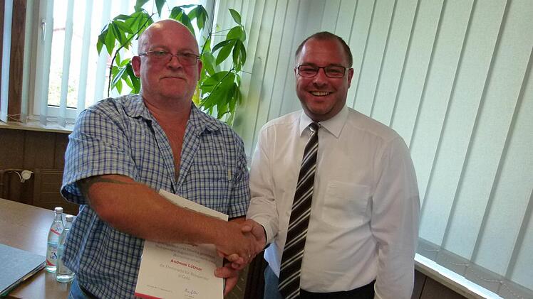 Im Rahmen der Gemeinderatssitzung wurde Andreas Lützner (links) mit BRK-Urkunde und Ehrennadel für 25-maliges Blutspenden ausgezeichnet. "Blutspender sind Vorbilder", meinte Bürgermeister Sebastian Straubel, der Lützner auszeichnete. Foto: Lothar Weidner