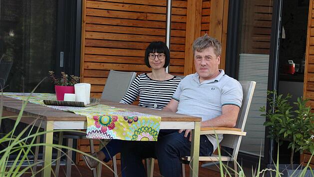Christine Eidloth und Wolfgang Welscher auf der Terrasse ihres Smarthouses in Neuses  Foto: Friedwald Schedel