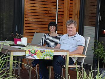 Christine Eidloth und Wolfgang Welscher auf der Terrasse ihres Smarthouses in Neuses  Foto: Friedwald Schedel