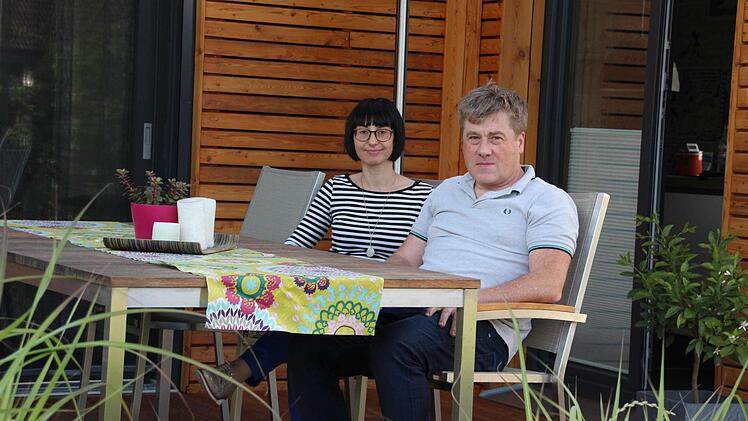 Christine Eidloth und Wolfgang Welscher auf der Terrasse ihres Smarthouses in Neuses  Foto: Friedwald Schedel