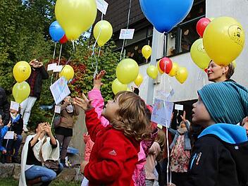 Franzi (Mitte) lässt gemeinsam mit den anderen Jungen und Mädchen des Kindergartens Auferstehungskirche ihren Luftballon steigen. Sie hofft, das jemand ihre Karte findet und zurückschickt.  Fotos: Katharina Müller-Sanke