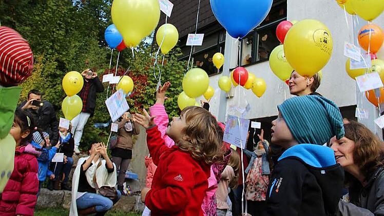 Franzi (Mitte) lässt gemeinsam mit den anderen Jungen und Mädchen des Kindergartens Auferstehungskirche ihren Luftballon steigen. Sie hofft, das jemand ihre Karte findet und zurückschickt.  Fotos: Katharina Müller-Sanke
