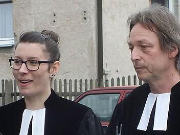 Vikarin Madalina Sundh und Pfarrer Oliver Schürrle beim Einzug in die Kirche Foto: Manfred Welker