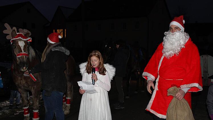 Ariana sagt igr Gedicht auf.