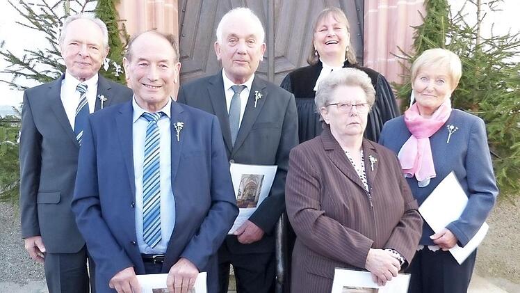 Die diamantenen Konfirmanden (von links): Max Goller, Horst Goller, Walter Drescher, Pfarrerin Heidrun Hemme, Annemarie Schmidt und Gerlinde Meisel