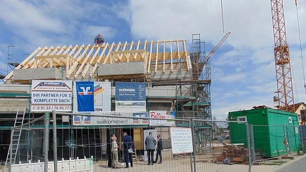 Die Baustelle mit dem Richtfestbaum Foto: Petra Malbrich