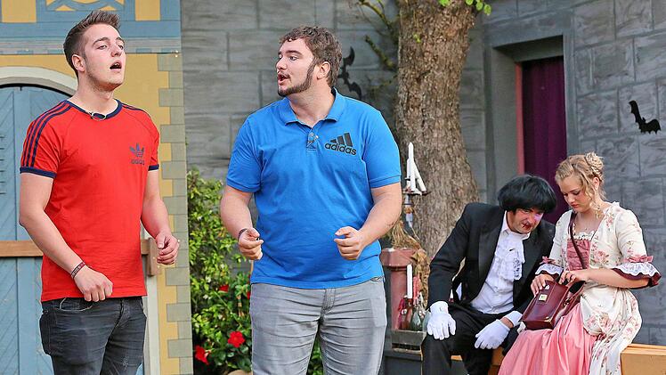 Anämia (Franziska Schneider, rechts) sucht das verlorene Testament. Neben  ihr Diener Igor (Armin Schüller). Die beiden Poppenläurer Dorfburschen  Rufus und Fred (Jonas und Fabian Rützel, links) wittern ihre Chance als  Erbschleicher. Foto: Dieter Britz