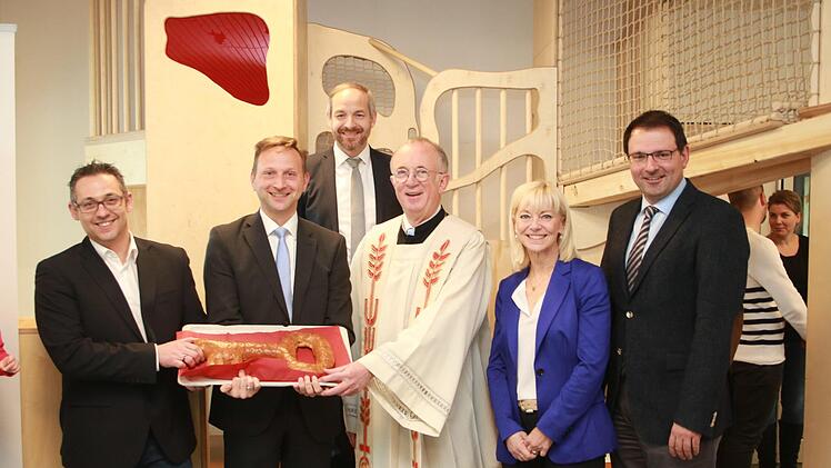 Symbolische Schlüsselübergabe (von links): Michael Seck, der Leiter des Zentrums für Kinder und Familien, Bürgermeister Robert Bosch, stellvertretender Landrat Jörg Kunstmann, Pfarrer Hans Roppelt, Staatssekretärin Carolina Trautner  und Landtagsabgeordneter Martin Schöffel.  Foto: Jürgen Gärtner