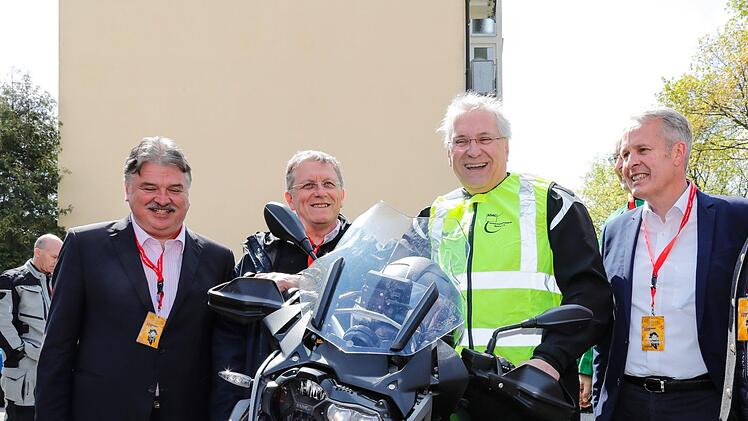 Innenminister Joachim Herrmann (CSU, Zweiter von links) ist Motorradfan und Sternfahrt-Stammgast. Ob er auch 2020 nach Kulmbach kommt? Unser Bild zeigt ihn mit (von links) Landrat Klaus Peter Söllner, OB Henry Schramm und Brauereivorstand Markus Stodden. Foto: BR/Archiv Foto: Archiv/Matthias Hoch