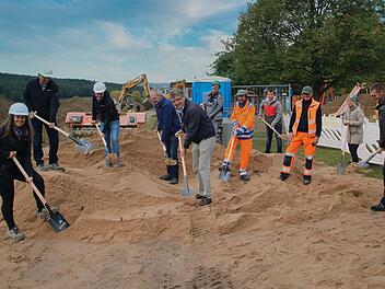 Beim symbolischen ersten Spatenstich für die neue Wasserversorgung der  Gemeinde Rannungen (von links): Rebecca Bergmann, Elmar Dusold, Malte Feltl  (alle Büro BaurConsult), Bürgermeister Fridolin Zehner, Werner Weipert,  Bauleiter Peter Korndorfer (beide Firma Weipert), Erich Dinkel  (Bauhof/Wasserwart), Gemeinderat Andreas Röder, Peter Memmel (Bauhof),  Gemeinderätin Yvonne Seufert und Gemeinderat Josef Holzheimer. Foto: Dieter  Britz
