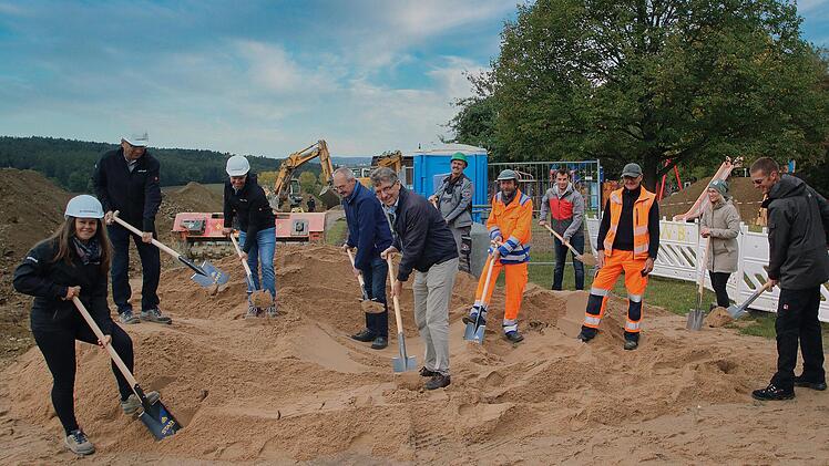 Beim symbolischen ersten Spatenstich für die neue Wasserversorgung der  Gemeinde Rannungen (von links): Rebecca Bergmann, Elmar Dusold, Malte Feltl  (alle Büro BaurConsult), Bürgermeister Fridolin Zehner, Werner Weipert,  Bauleiter Peter Korndorfer (beide Firma Weipert), Erich Dinkel  (Bauhof/Wasserwart), Gemeinderat Andreas Röder, Peter Memmel (Bauhof),  Gemeinderätin Yvonne Seufert und Gemeinderat Josef Holzheimer. Foto: Dieter  Britz