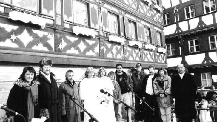 Sogar im ersten Jahr gab es schon ein Auto zu gewinnen. Ganz rechts steht der damalige OB Franz Stumpf, neben ihm Irene Mattle, die das Tourismusbüro leitete. Mike Wuttke, Initatior des Kalenders ist der dritte von links. Foto: Hans Grün