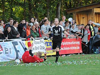 Aufs Kreuz gelegt wurden die Rannunger (rotes Trikot) vom TSV Eßleben. Im Duell zweier Kreisligisten setzte sich der Schweinfurter Kreisligist nach zwei Spielen durch. Foto: ssp