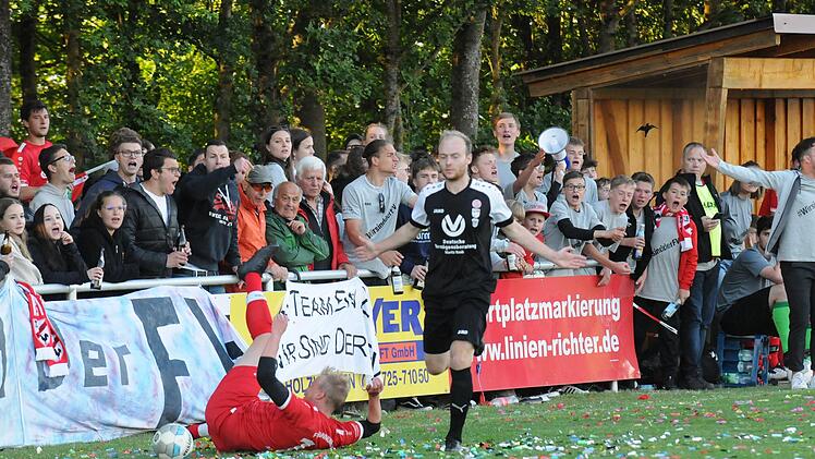 Aufs Kreuz gelegt wurden die Rannunger (rotes Trikot) vom TSV Eßleben. Im Duell zweier Kreisligisten setzte sich der Schweinfurter Kreisligist nach zwei Spielen durch. Foto: ssp