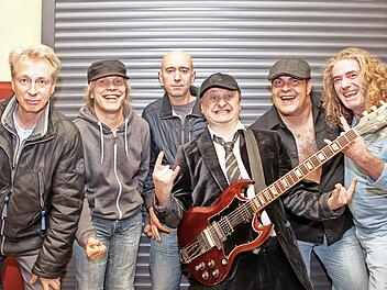 Die Gruppe AB/CD aus dem Aschaffenburg-Frankfurter Raum spielt am 9. März in der Altenkunstadter Kleinkunstkneipe „Nepomuk" die Hits von AC/DC.