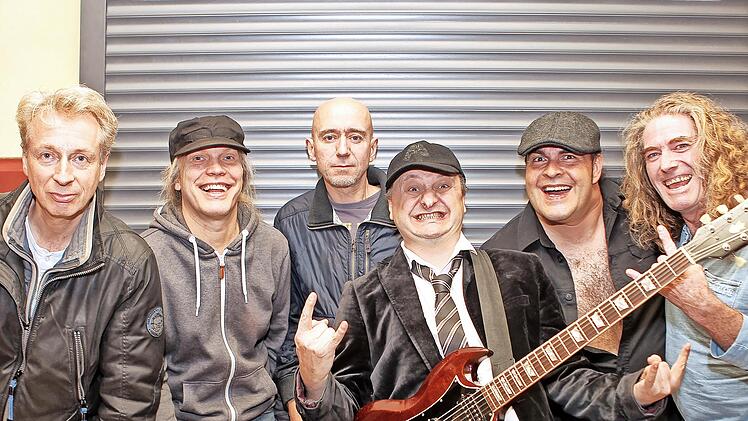 Die Gruppe AB/CD aus dem Aschaffenburg-Frankfurter Raum spielt am 9. März in der Altenkunstadter Kleinkunstkneipe „Nepomuk" die Hits von AC/DC.