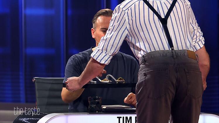 Der Moment, wenn der Show-Assistent die Löffel zum Verkosten bringt, ist immer auch ein Höhepunkt für die Coaches.