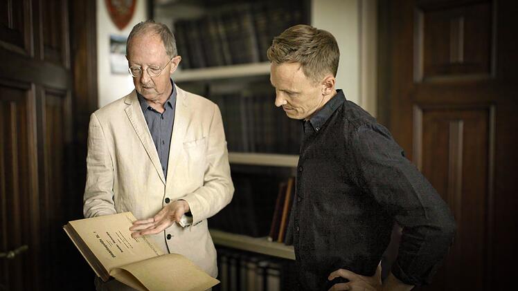 Im Gespr&auml;ch mit Experten wie Gottfried Graf Finck von Finckenstein (links), dem Leiter des deutschen Adelsarchives in Marburg, m&ouml;chte Jochen Breyer mehr &uuml;ber die Bedeutung des Adels in Deutschland erfahren.