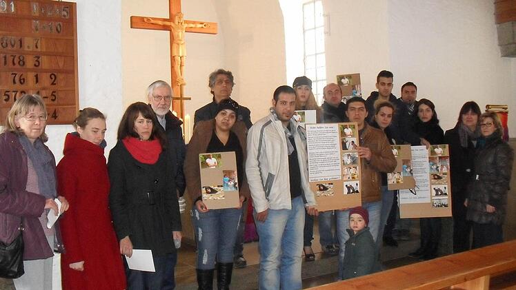 Asylbewerber und Deutsche versammelten sich in der Kirche, um auf die Situation der Flüchtlinge aufmerksam zu machen.