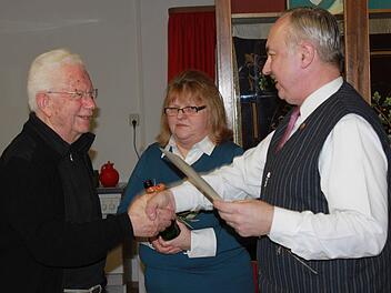 Hubert Brückner (links) hat sich durch sein Wirken im Gesangverein Ebern die Würde des Ehrenvorsitzenden redlich verdient. Inge Einwag und Peter Müller gratulieren. Fotos: Katharina Becht