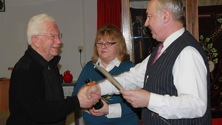 Hubert Brückner (links) hat sich durch sein Wirken im Gesangverein Ebern die Würde des Ehrenvorsitzenden redlich verdient. Inge Einwag und Peter Müller gratulieren. Fotos: Katharina Becht