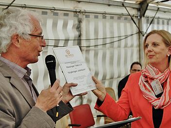 Bernhard Saurenbach, Ländervertreter der nordbayerischen Tafeln, überreicht der Bad Kissinger Vorsitzenden Iris Hönig eine Jubiläumsurkunde zum zehnjährigen Bestehen. Fotos:Sigismund von Dobschütz