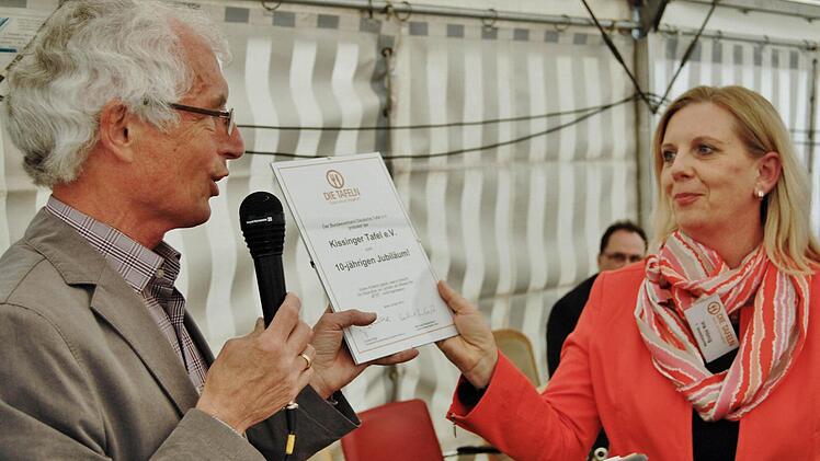 Bernhard Saurenbach, Ländervertreter der nordbayerischen Tafeln, überreicht der Bad Kissinger Vorsitzenden Iris Hönig eine Jubiläumsurkunde zum zehnjährigen Bestehen. Fotos:Sigismund von Dobschütz