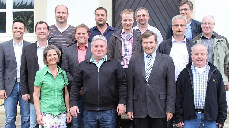 Diese Bürgermeister und Gemeinderäte der Verwaltungsgemeinschaft Ebelsbach bilden die Gemeinschaftsversammlung. Unser Bild zeigt Vorsitzenden Walter Ziegler (vorne Dritter von links), seinen Stellvertreter Alfons Hartlieb (vorne Zweiter von links) und Bürgermeister Karl-Heinz Kandler (vorne rechts) stehen an der Spitze der Gemeinschaftsversammlung.  Foto: Roland Mayer