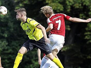 Der Memmelsdorfer Philipp Grasser (r.) im Kopfballduell mit Kai Hempel. Fotos: sportpress