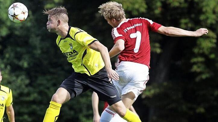 Der Memmelsdorfer Philipp Grasser (r.) im Kopfballduell mit Kai Hempel. Fotos: sportpress