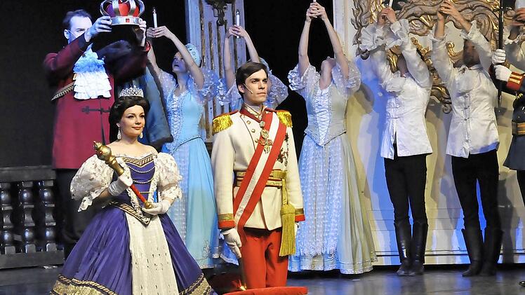 Sissi (Karolina Pasierbska) und Kaiser Franz Joseph (Alexander Donesch) haben den Frieden mit den rebellierenden Ungarn erreicht und begründen die "K.u.K-Monarchie" mit ihrer Krönung im Jahre 1867 in Budapest.  Foto: Peter Klopf