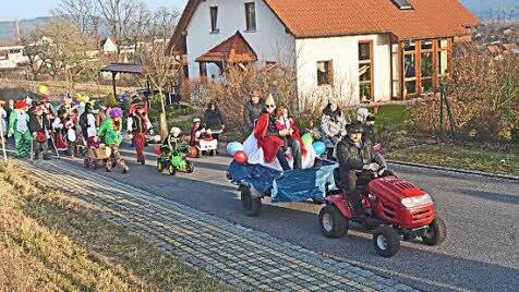 Der fröhliche, kleine, aber feine Faschings-Umzug führte durch das ganze Neubaugebiet "Höh".  Foto: Franz Seubold
