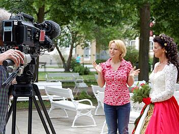 ZDF-Kameramann Thomas Gutberlet hat Moderatorin Andrea Ballschuh und Sisi-Darstellerin Silvia Matthes fest im Blick.  Foto: Sigismund von Dobschütz