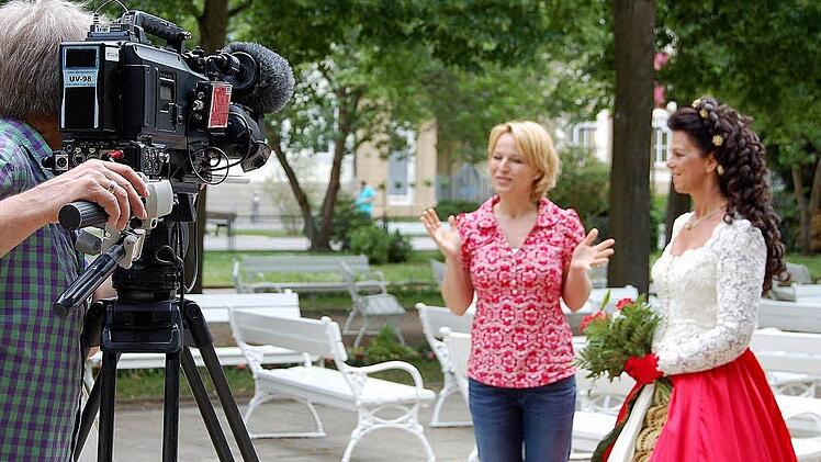 ZDF-Kameramann Thomas Gutberlet hat Moderatorin Andrea Ballschuh und Sisi-Darstellerin Silvia Matthes fest im Blick.  Foto: Sigismund von Dobschütz