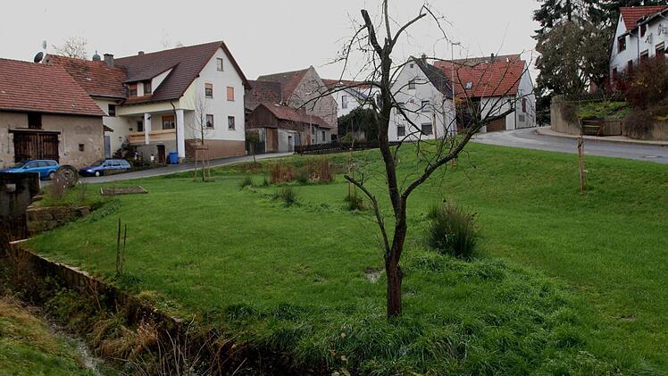 In Schönbach hat sich durch den Abriss eines alten Anwesens ein schöner freier Platz ergeben.