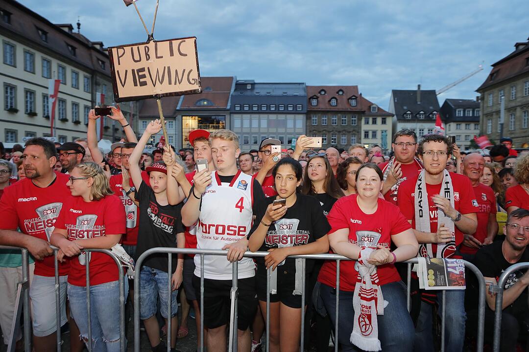 Brose Bamberg: Die Meisterfeier am Bamberger Maxplatz