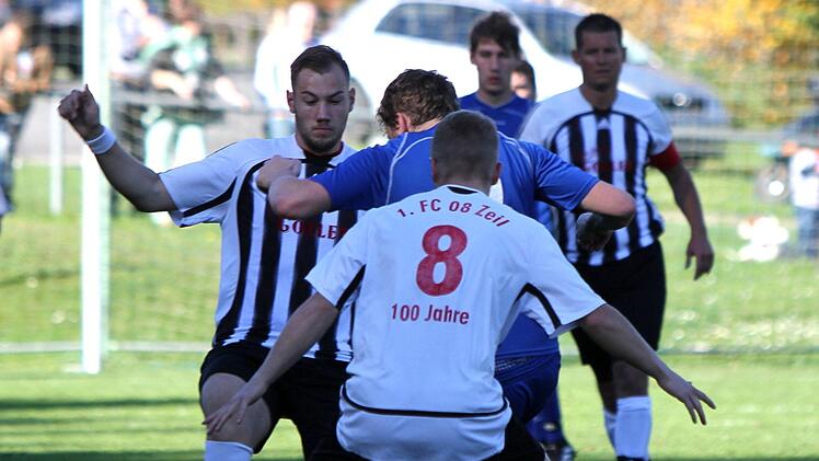 Die beiden Zeiler Bastian Rößner (Nr. 8) und Andre Torres-Barbosa(links) stoppen den Lußberger Angriff.