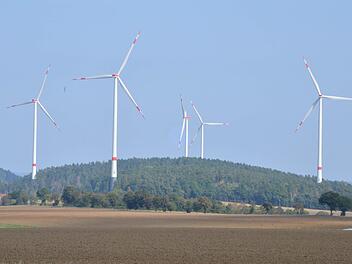 Sie laufen wieder: die Windräder rund um den Kraiberg zwischen Sonnefeld und Neustadt.