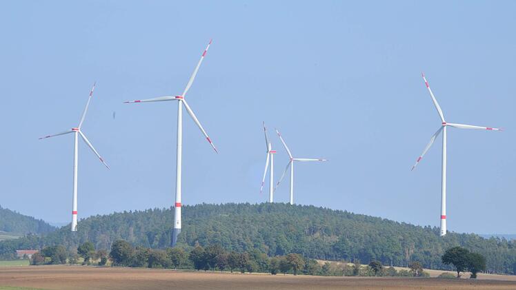 Sie laufen wieder: die Windräder rund um den Kraiberg zwischen Sonnefeld und Neustadt.