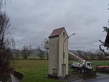 Hans Seuffert hat die Reparatur der Leitung am Trafoturm am Ortsrand von Untereschenbach fotografiert.Foto: Hans Seuffert