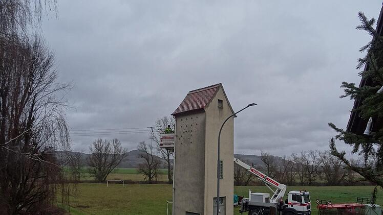 Hans Seuffert hat die Reparatur der Leitung am Trafoturm am Ortsrand von Untereschenbach fotografiert.Foto: Hans Seuffert