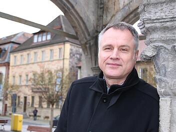 Patrick Bindrum am Hammelburger Brunnen, im Hintergrund die ehemalige Gaststätte "Zum Hirschen". Foto: Ralf Ruppert